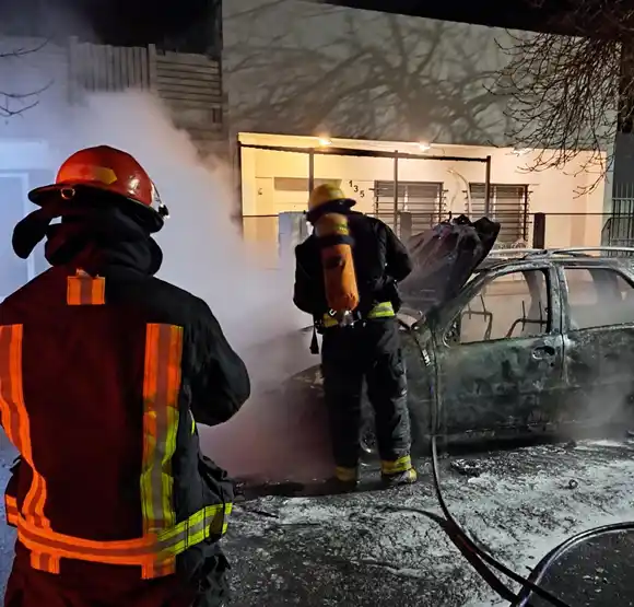 Se incendió un automóvil en pleno centro de Federación