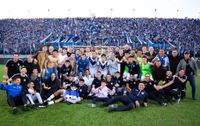 Vélez resistió con uno menos y se llevó el premio en los penales