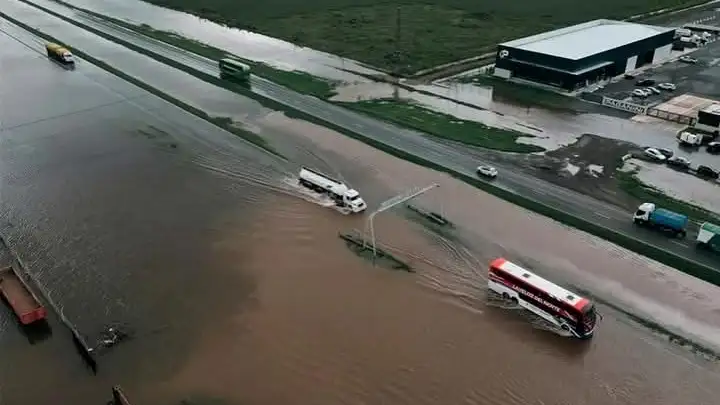 Diluvio y solidaridad con Zárate