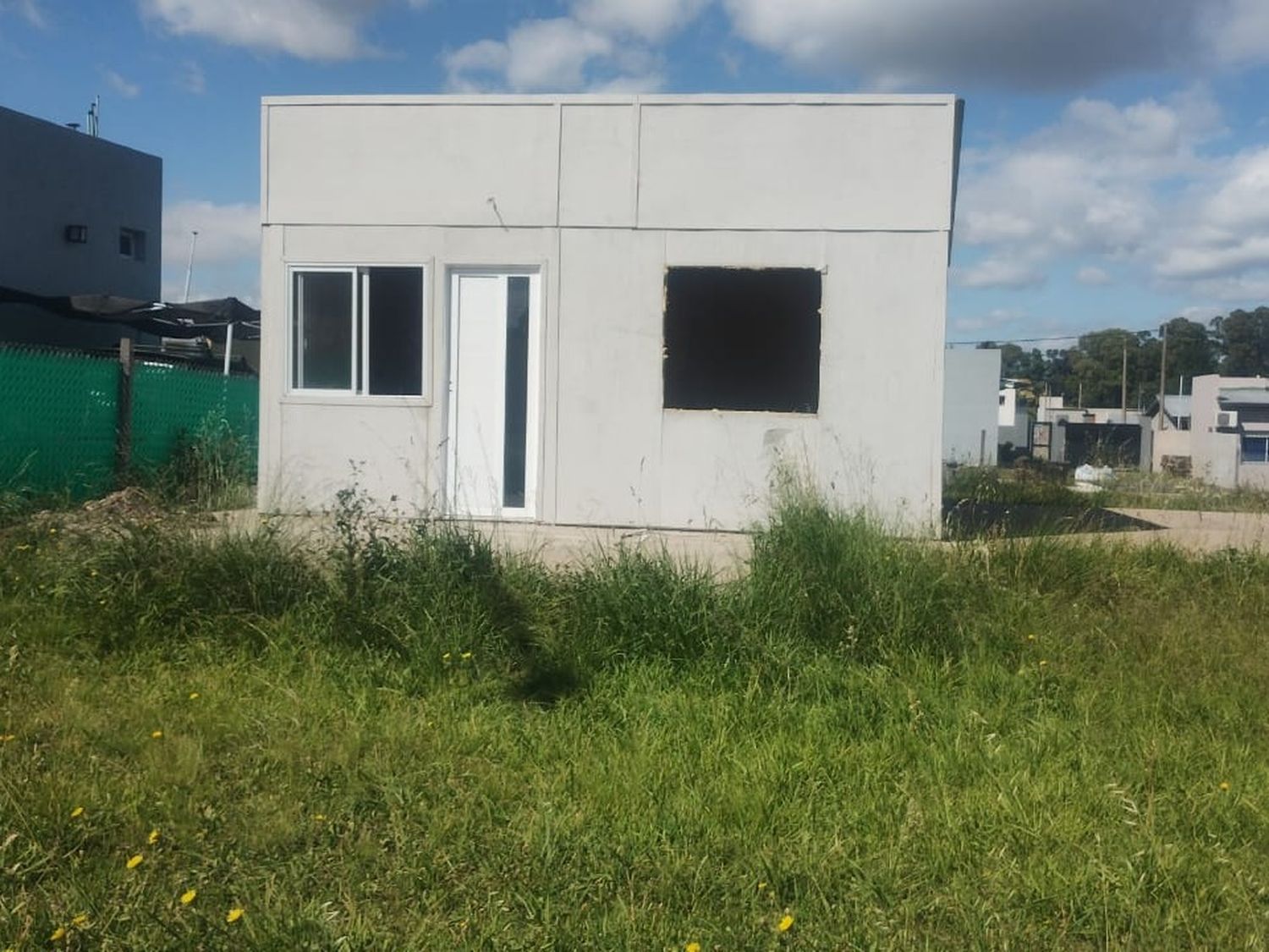 La casa en construcción sufrió el robo de una de sus ventanas.