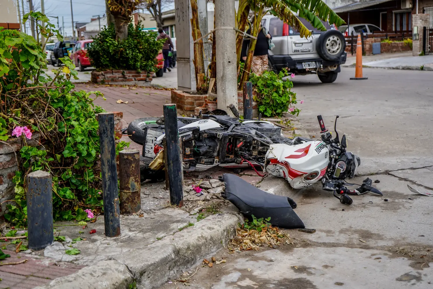 Fuerte choque en 63 y 26: un motociclista sufrió heridas de consideración