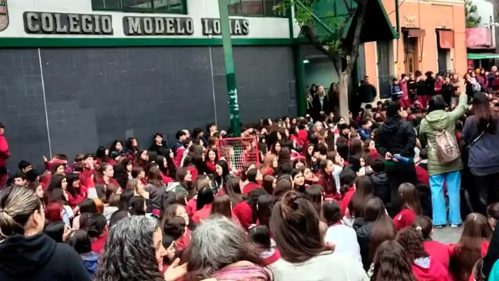 La protesta de alumnos y padres en Lomas de Zamora. (Imagen TV)