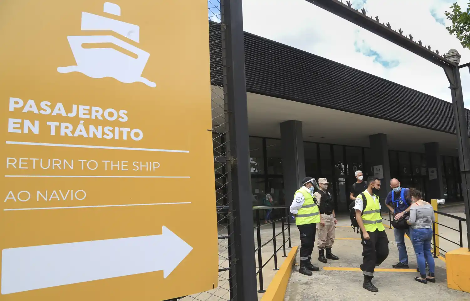 La llegada de un crucero proveniente de Cabo Verde generó desmentidas oficiales.