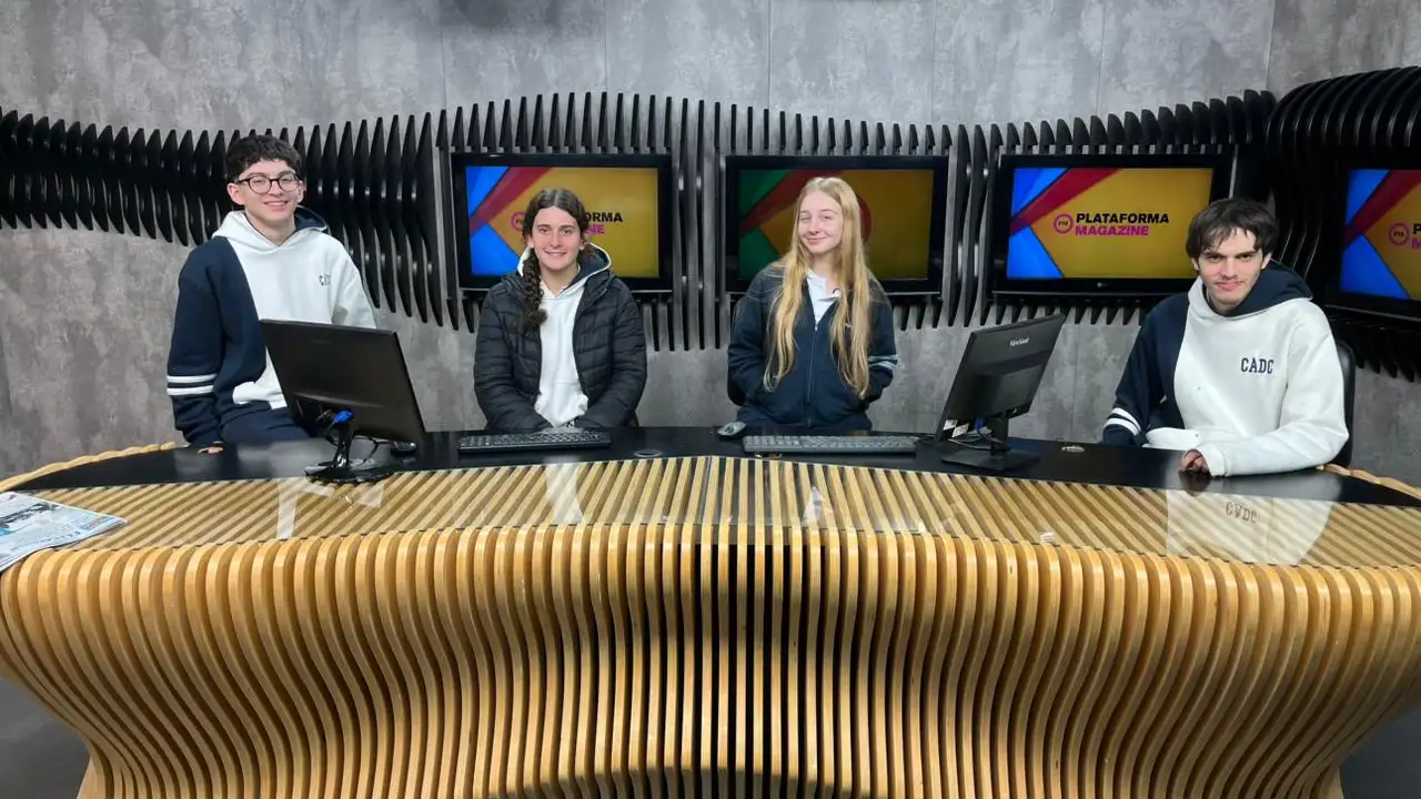 Alumnos de Ayres del Cerro en el estudio de Eco TV.