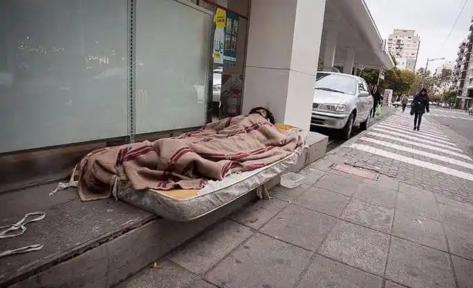 Tras la renuncia de la titular de Desarrollo Social, el frío dejó un muerto en Mar del Plata