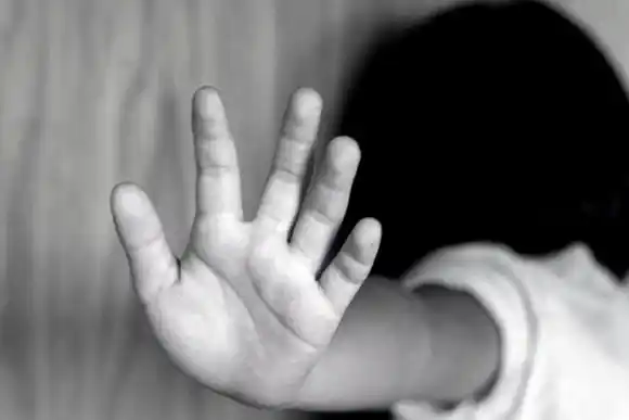 Abusó sexualmente de su propia hija cada vez que iba a visitarlo a su casa: lo condenaron a cuatro años de prisión