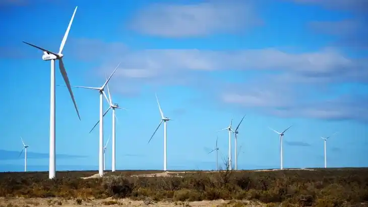Está enfocada a cuatro tecnologías renovables: solar con y sin almacenamiento, eólica sólo con almacenamiento, biogás y biomasa.