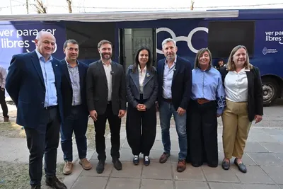 Pettovello estuvo en Concordia y entregó anteojos gratuitos