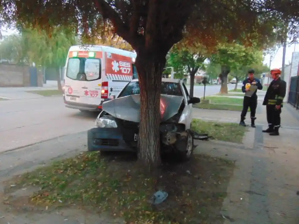Auto fuera de control impactó contra un árbol en la mañana de este domingo