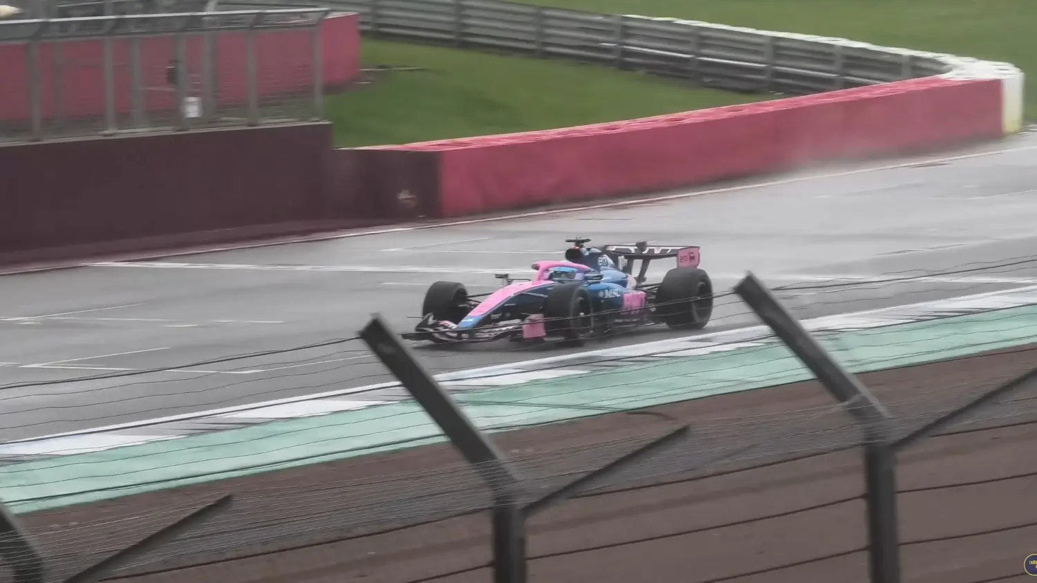 Con la apariencia del A525, el nuevo Alpine rodó en Silverstone