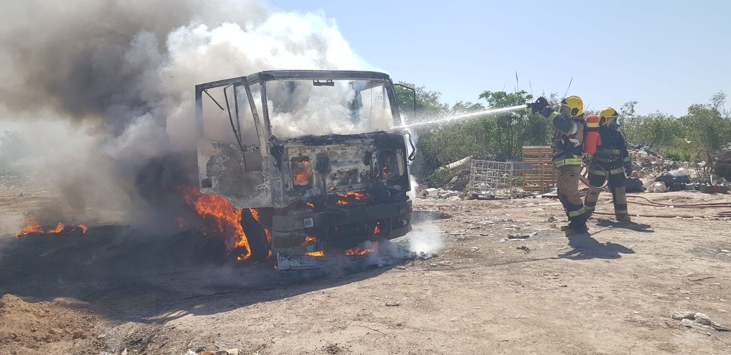 Un camión municipal quedó consumido por las llamas en el basural de Morteros
