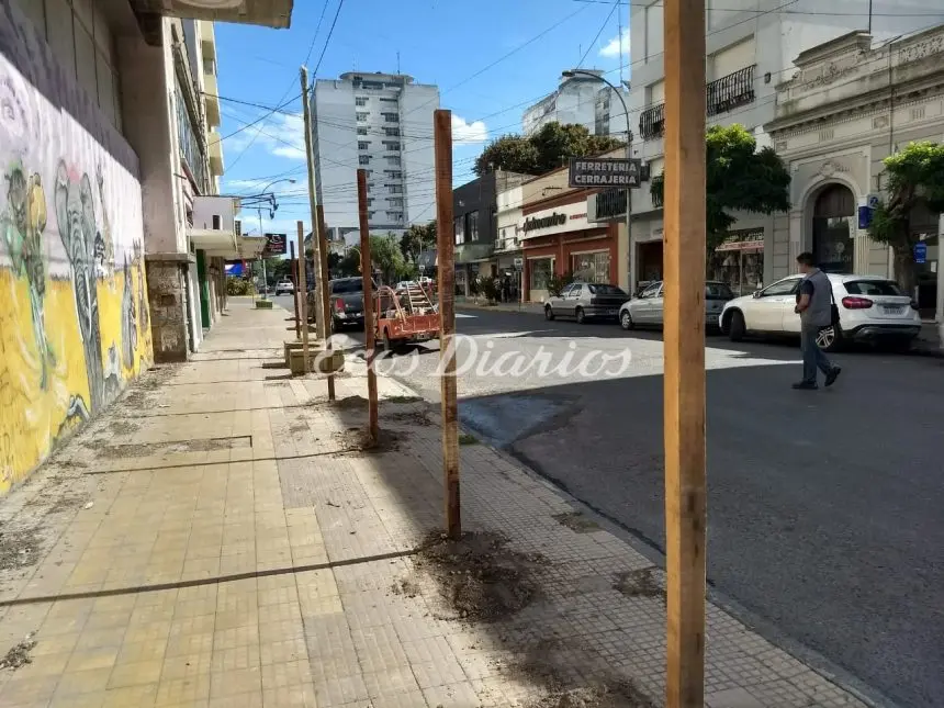 Colocan vallado frente a lo que supo ser el cine Gran Sud
