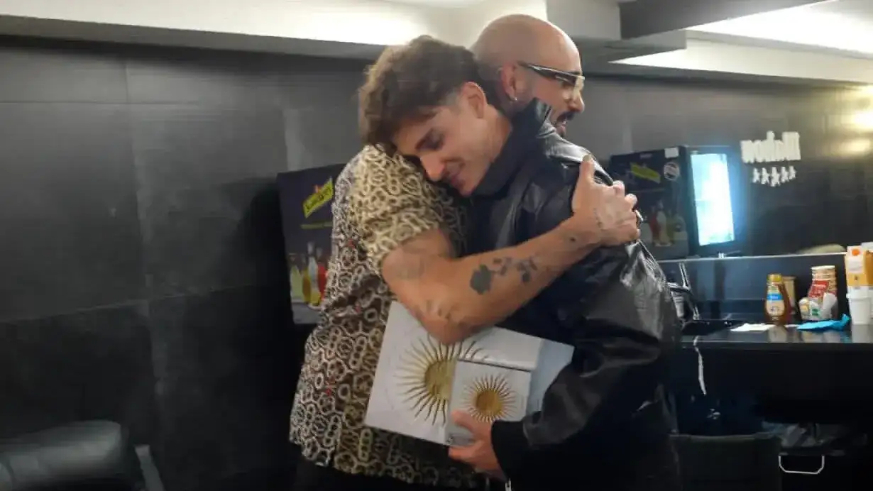 Abel Pintos vivió una noche especial en Madrid al recibir en su camarín la visita de Julián Álvarez.