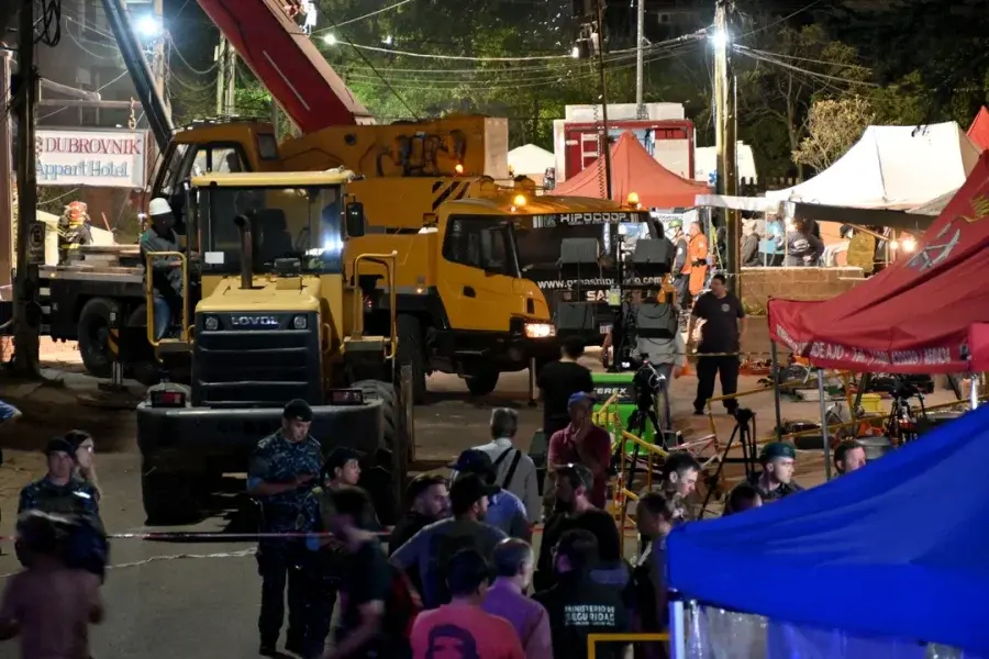 El operativo  por el derrumbe en Villa Gesell continuó durante toda la madrugada y seguirá este miércoles