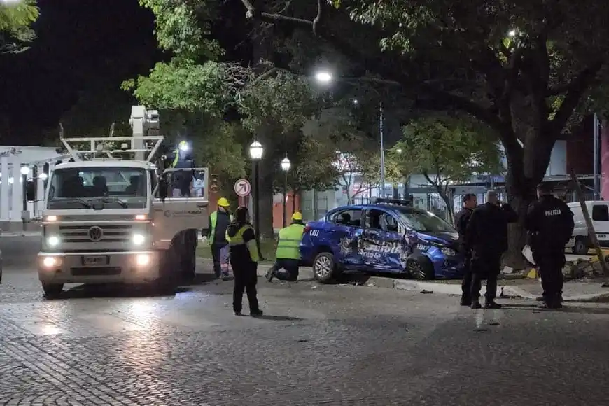 El móvil policial terminó arriba del bulevar rafaelino.