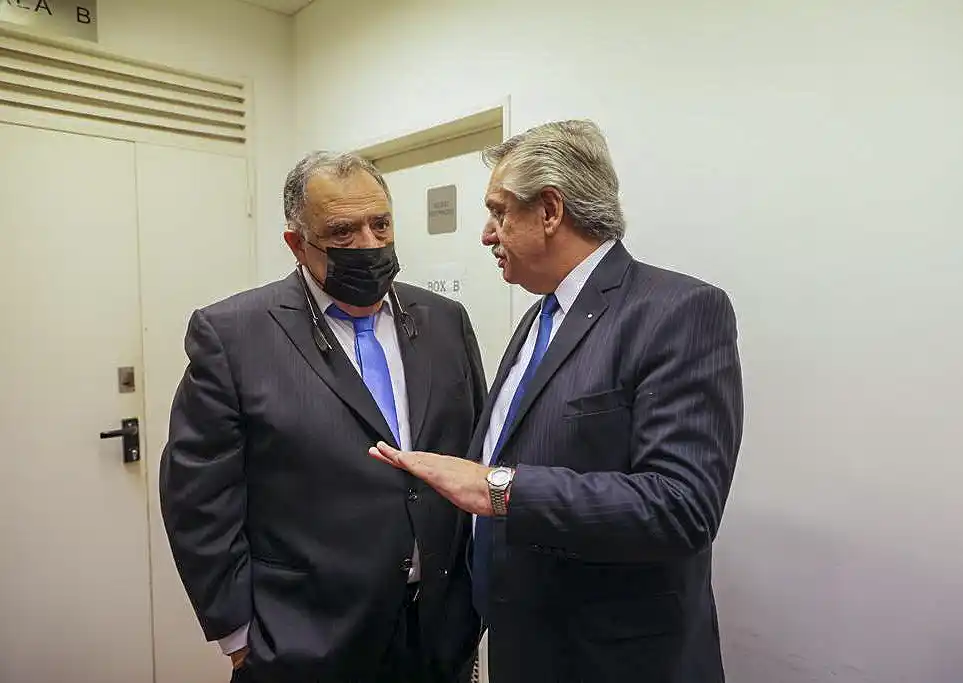 El presidente Alberto Fernández junto al diputado Eduardo Valdés, antes de su declaración testimonial.