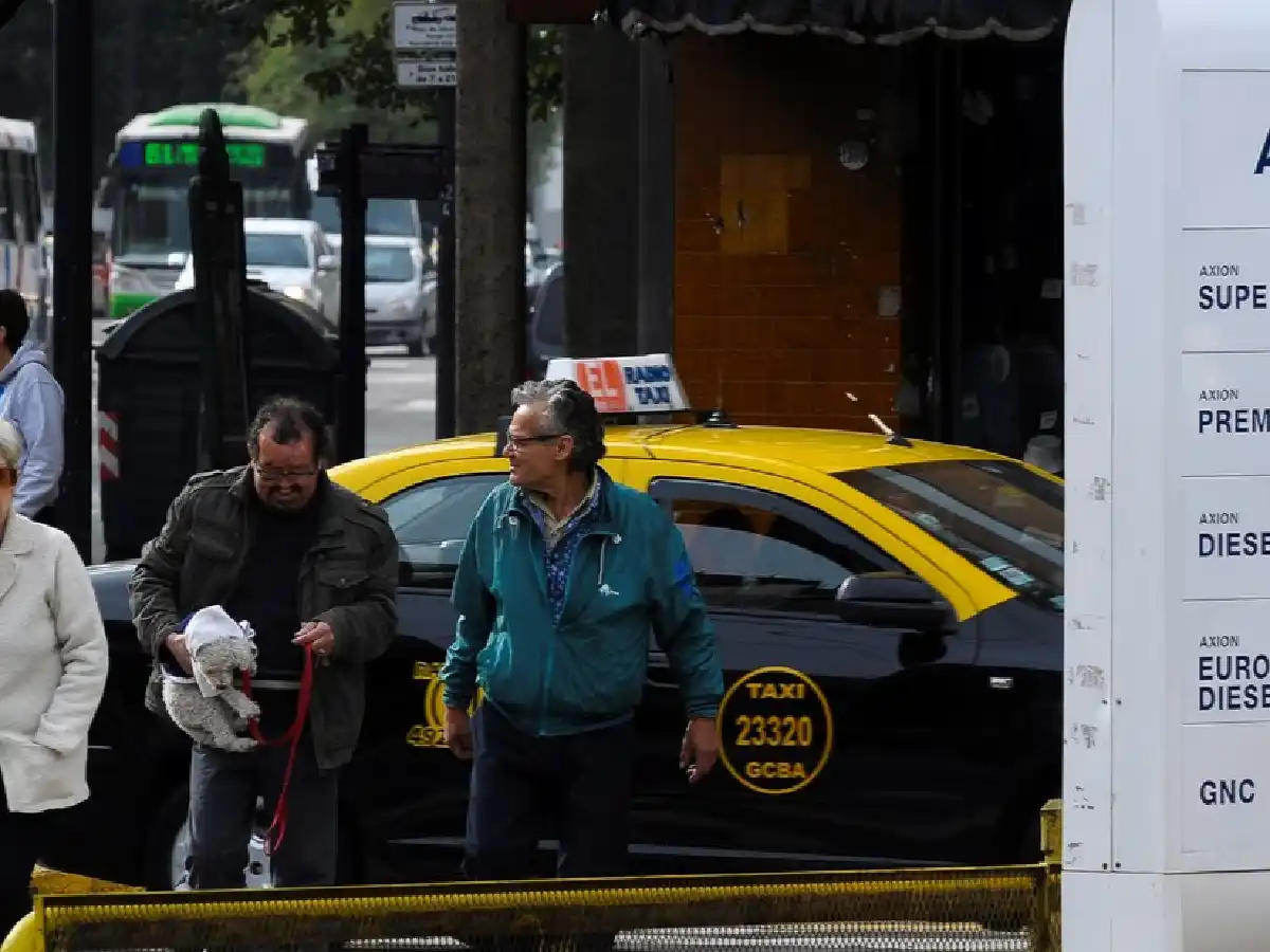 Axion da marcha atrás y baja 2 % el precio de las naftas