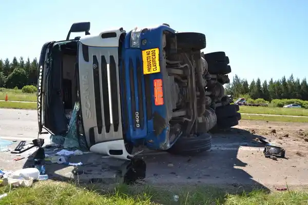 Un camión con material químico volcó en la Autovía 14