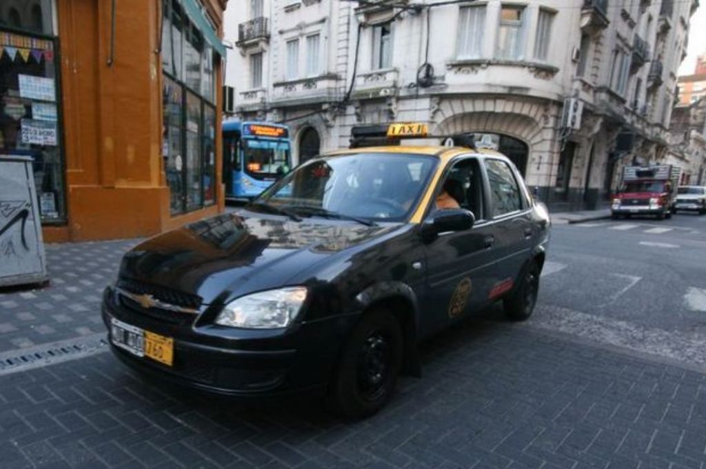 Se tomó un taxi desde Retiro a Rosario, le salió $41 mil y escapó antes de pagar