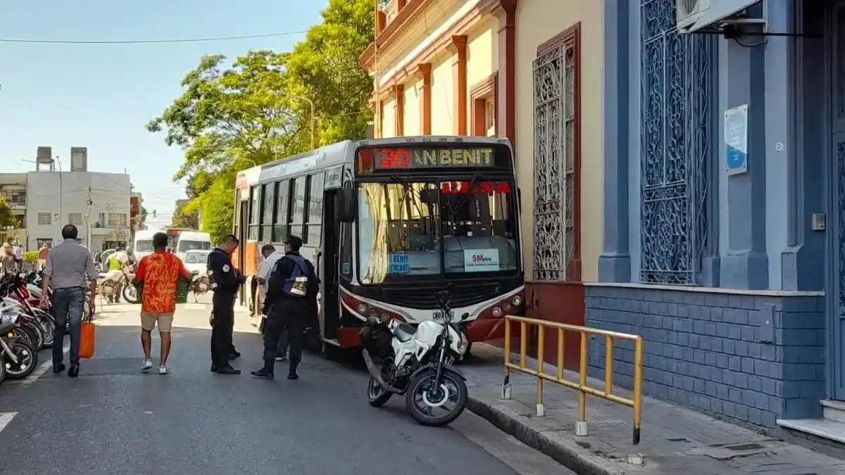 Colectivo de la línea 20 subió a la vereda en el centro de la ciudad