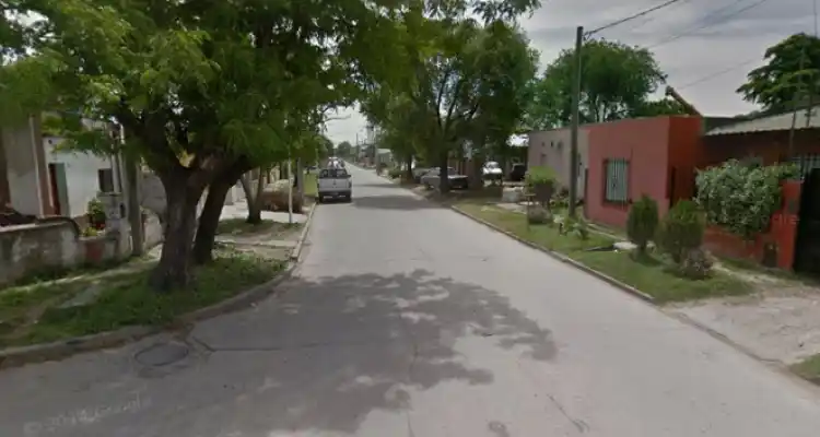 Delincuentes armados asaltaron a una familia cuando llegaba a su casa y les robaron el auto