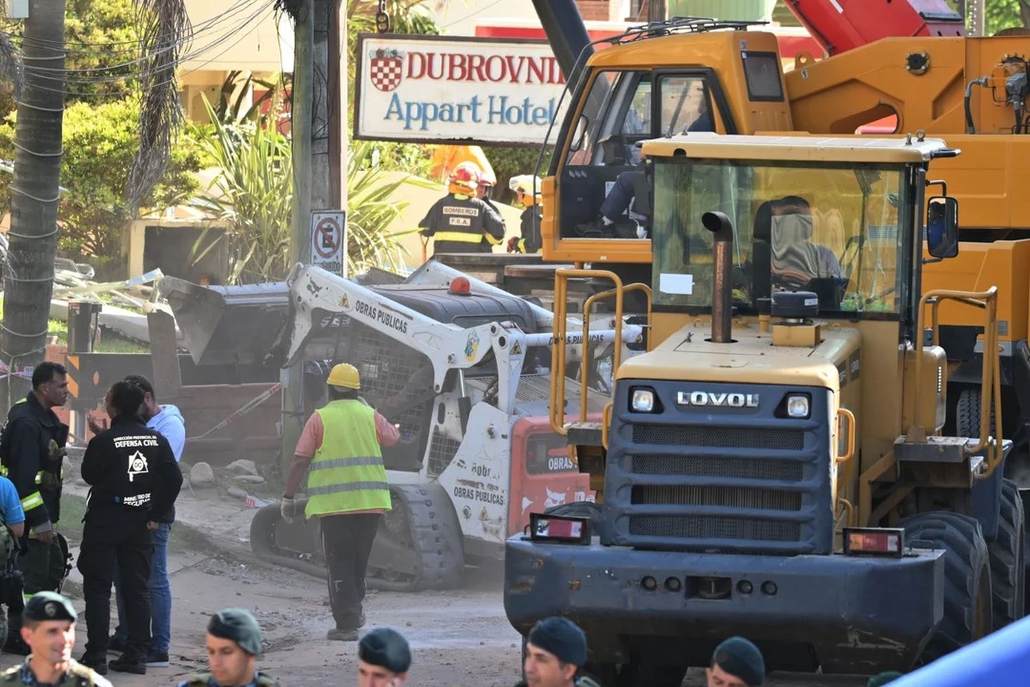 Continúan las tareas de rescate en el edificio derrumbado.