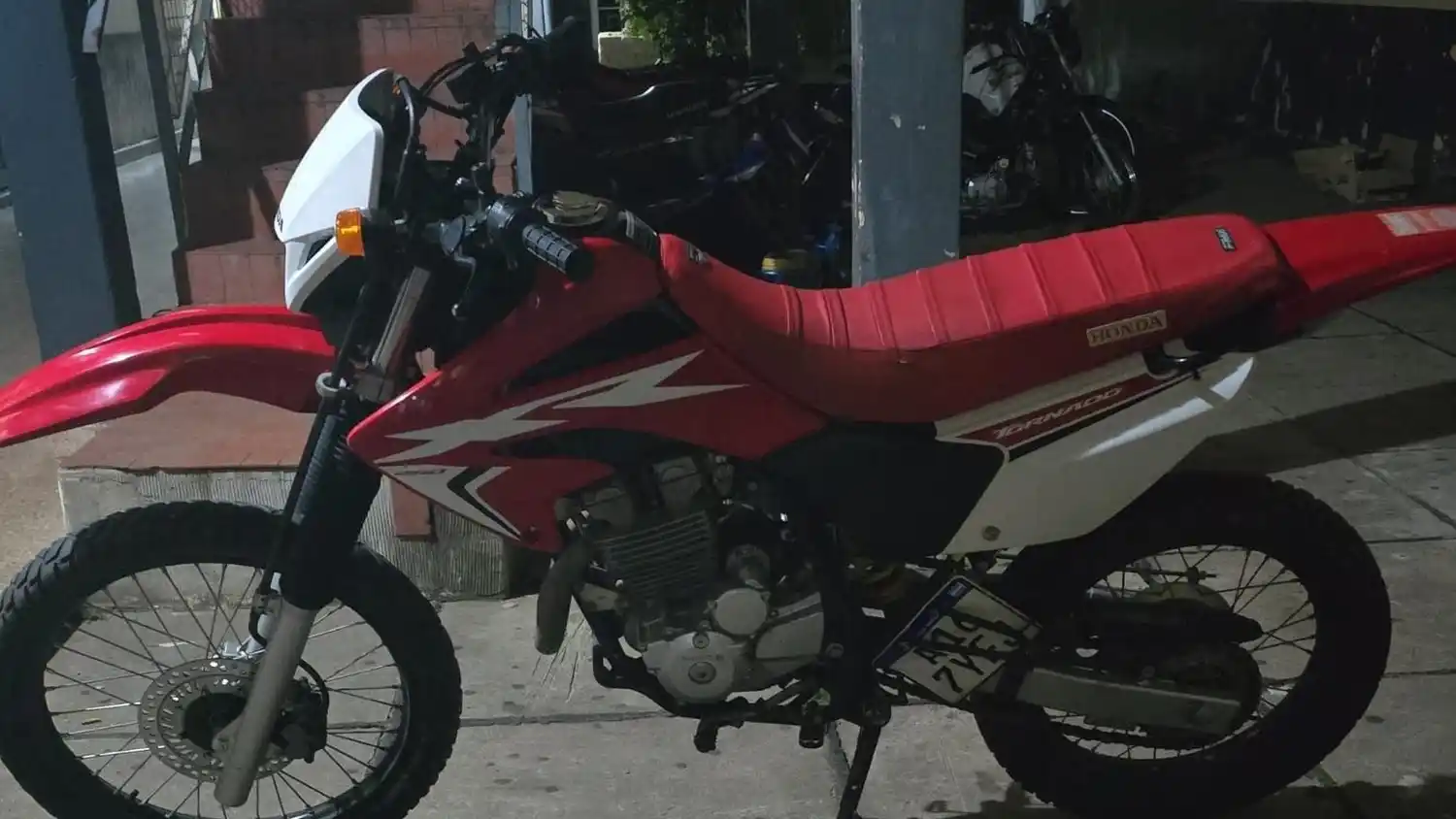 Recuperan moto robada y detienen a dos sospechosos