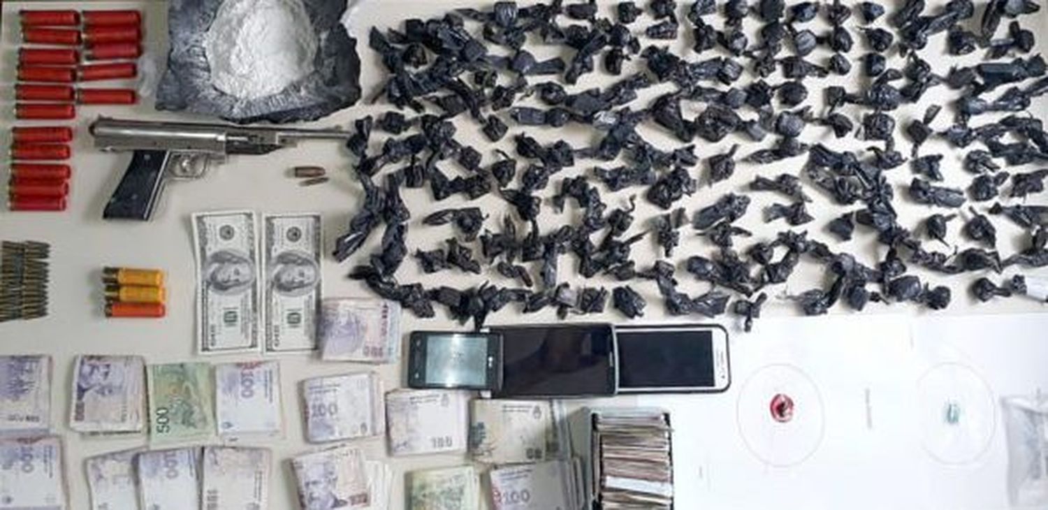 Dos aprehendidos y secuestro de droga y cocaína en múltiples operativos