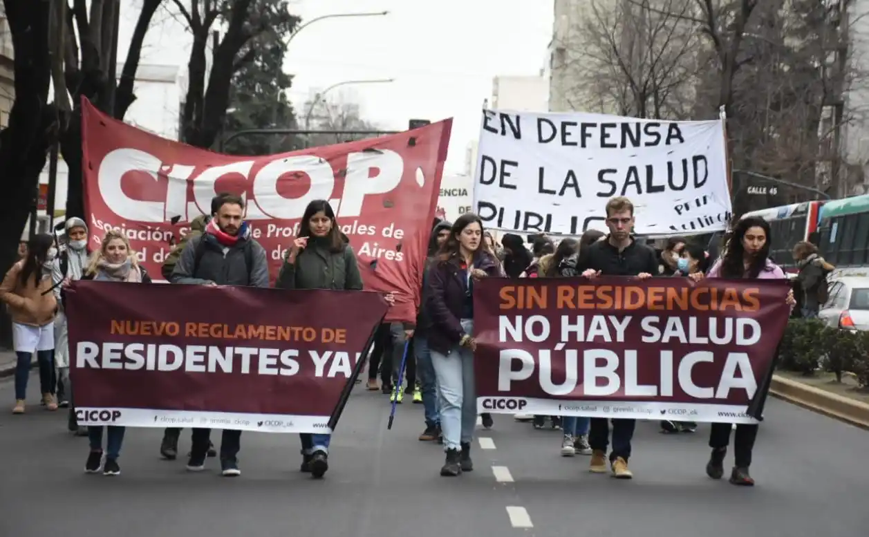 Residentes de centros de salud bonaerense realizaron un paro y una marcha en La Plata
