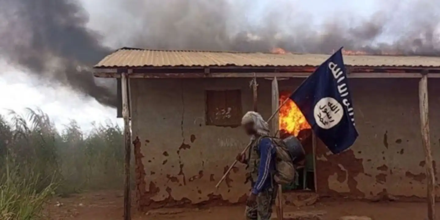Los atacantes abrieron fuego con ametralladoras contra un grupo de cristianos, prendieron fuego más de 30 propiedades y un vehículo.