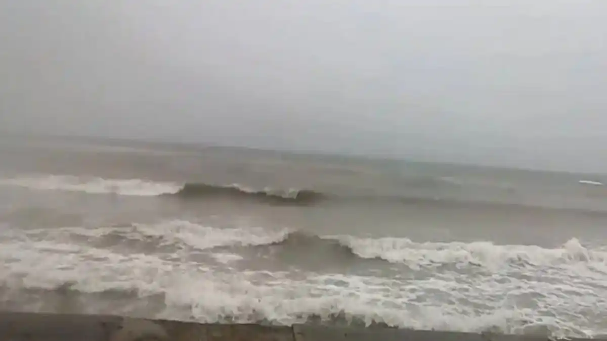 FUERTE OLEAJE POR LAS LLUVIAS hundió embarcaciones en la Península de Macanao