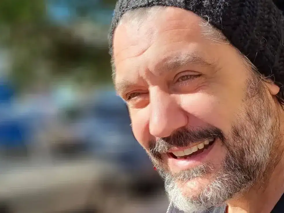 Ghione, de 53 años, tiene trayectoria como actor, director y docente. Participó en producciones televisivas como Montecristo, Casi Ángeles y La 1-5/18, además de trabajos en cine y teatro