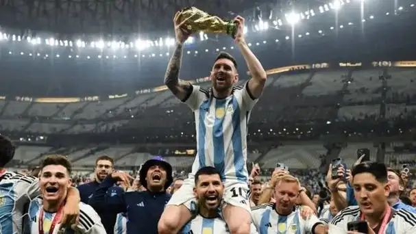 La reacción de un hincha que se encontró a Lionel Messi caminando por Palermo