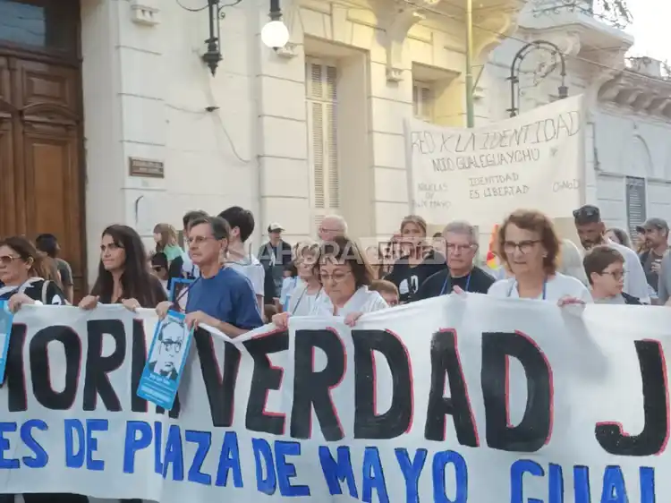 Madres de Plaza de Gualeguaychú marchan hasta la Plaza San Martín bajo la consigna "Son 30.000. Nunca Más"