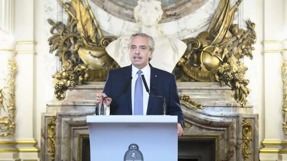 El Presidente pidió investigar a jueces, fiscales y exfuncionarios que viajaron a Lago Escondido