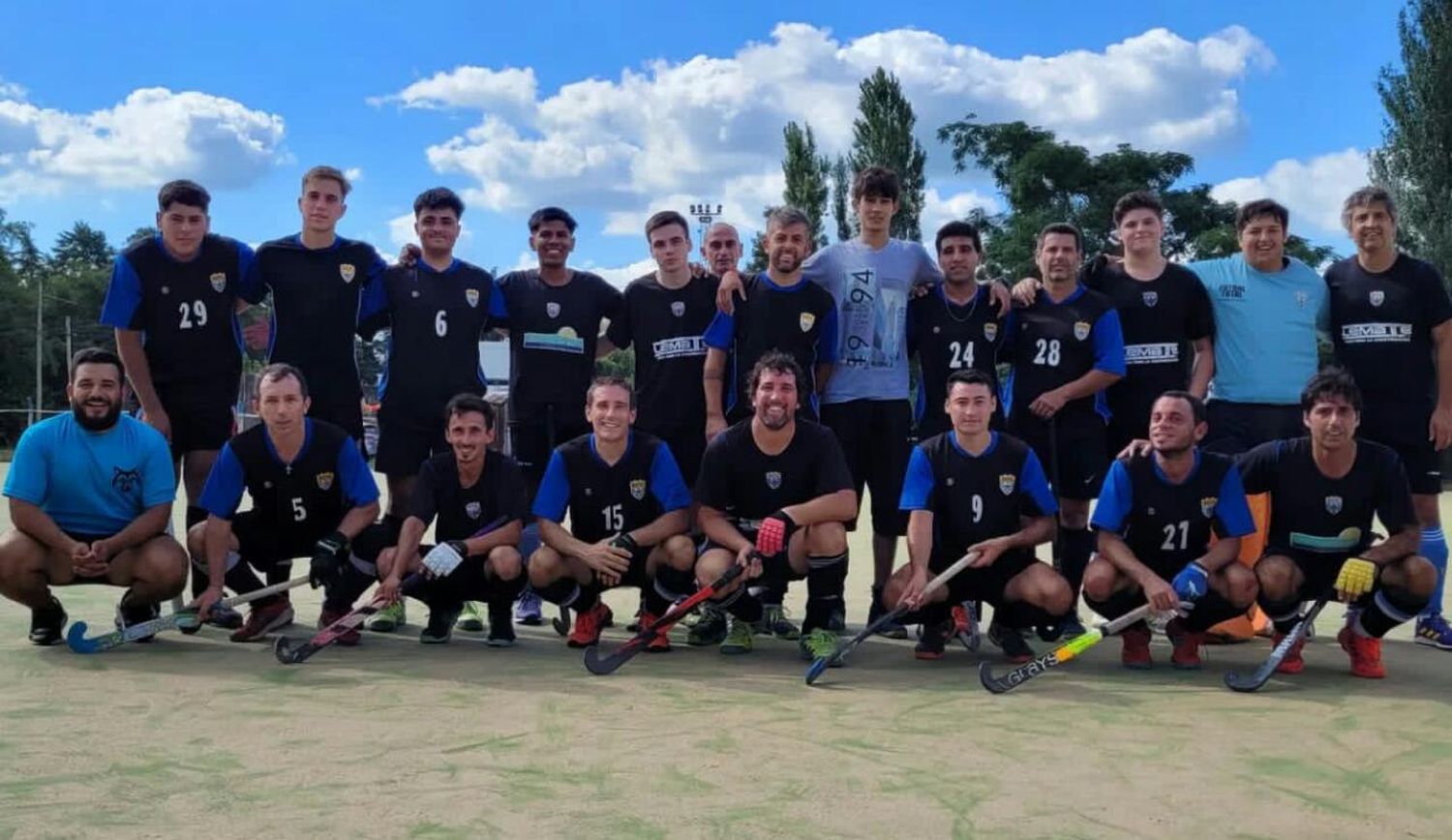 Horacio Peccín juega en el Metropolitano de hockey