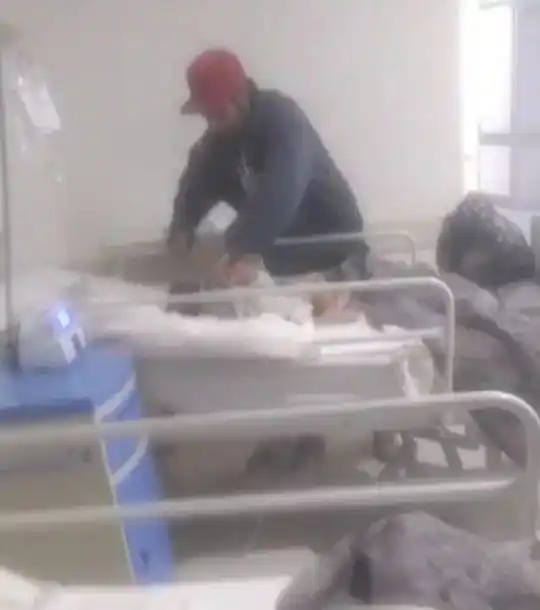 Detuvieron a un hombre por golpear a su hijastro de dos años dentro de un hospital