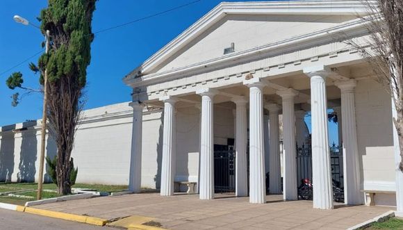 Cementerio: arreglos y pintura bajo el mando de Martín Noseda