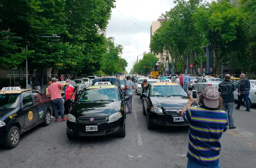 Reunión entre el HCD y taxistas para destrabar el conflicto