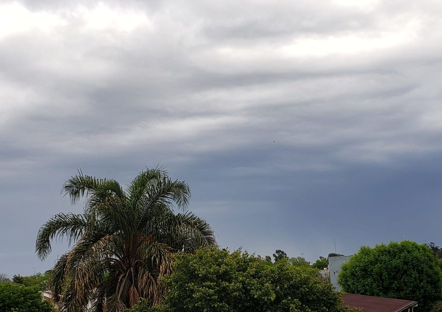 Para hoy se pronostican chaparrones aislados y se espera un fin de semana largo con lluvia