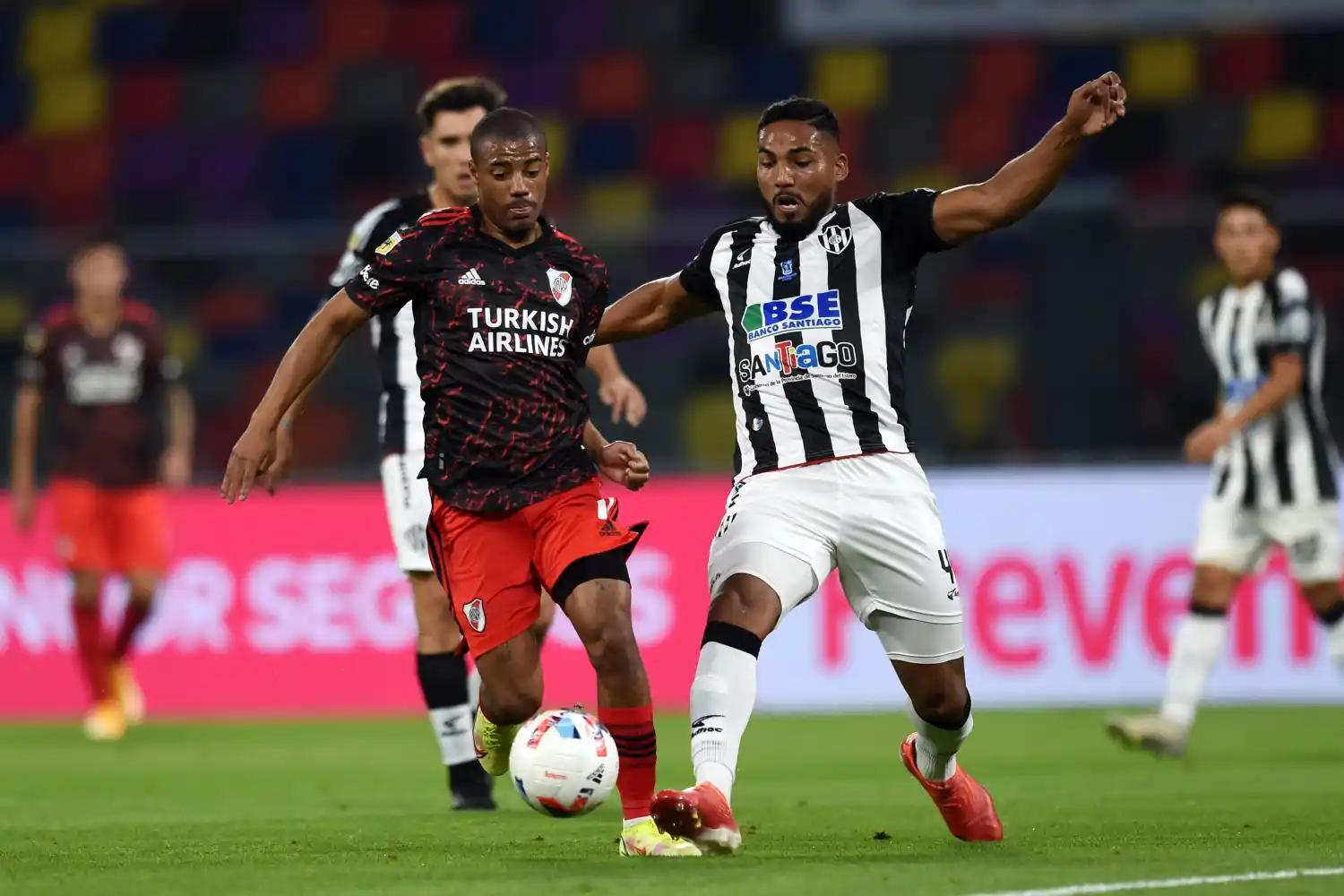 Un intento ofensivo del uruguayo De la Cruz.