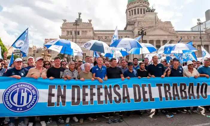 La columna principal de la CGT en una movilización contra la reforma laboral ante el Congreso