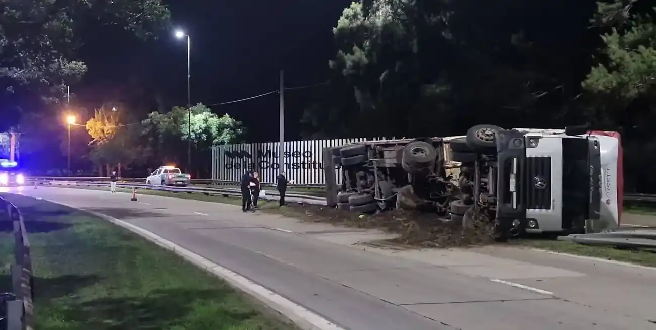 Volcó un camión cargado con naranjas en la avenida de la Constitución de la capital santafesina