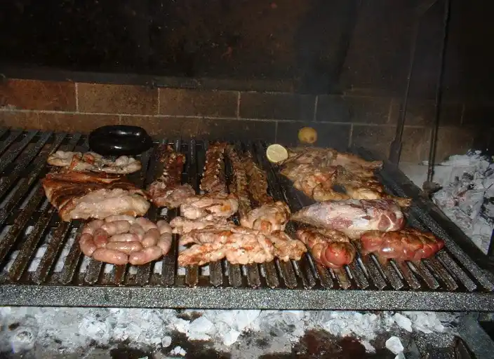 Insólito asalto en Arrecifes: Estaban haciendo un asado y se lo robaron