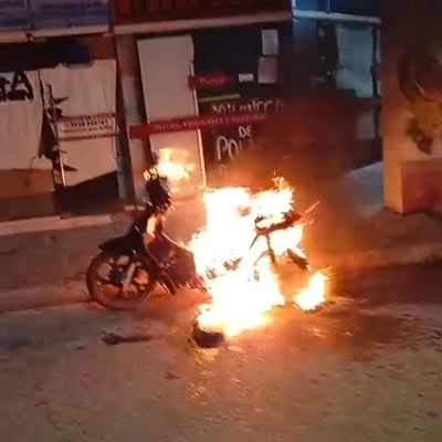 Video: Una moto se incendió en plena calle y la conductora logró bajarse justo a tiempo