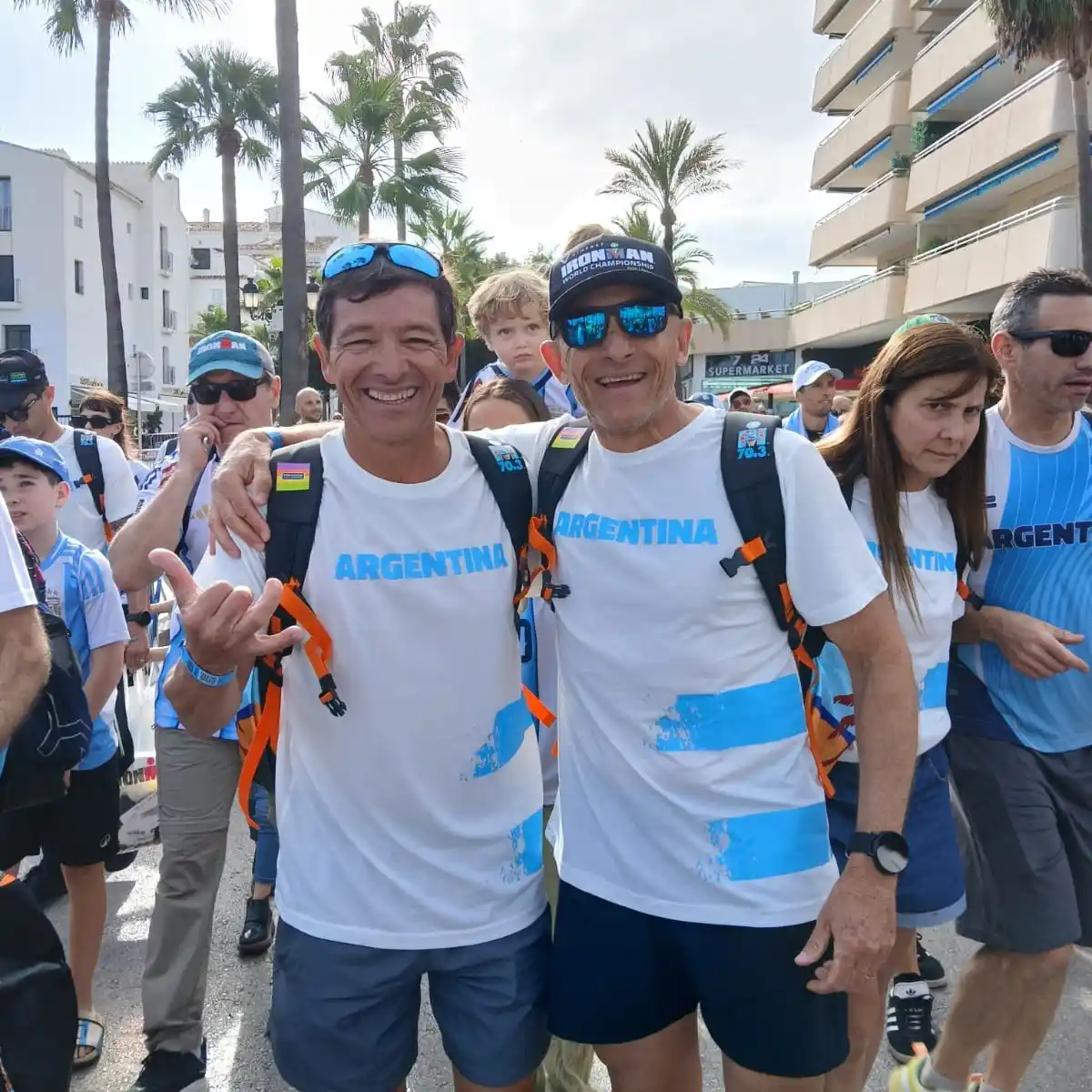 Pichi Fariña correrá este domingo el Mundial Ironman 70.3 de Marbella y hoy asistió al desfile inaugural