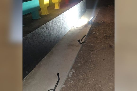 Robaron dos reflectores del cartel el ingreso a la localidad de Vila