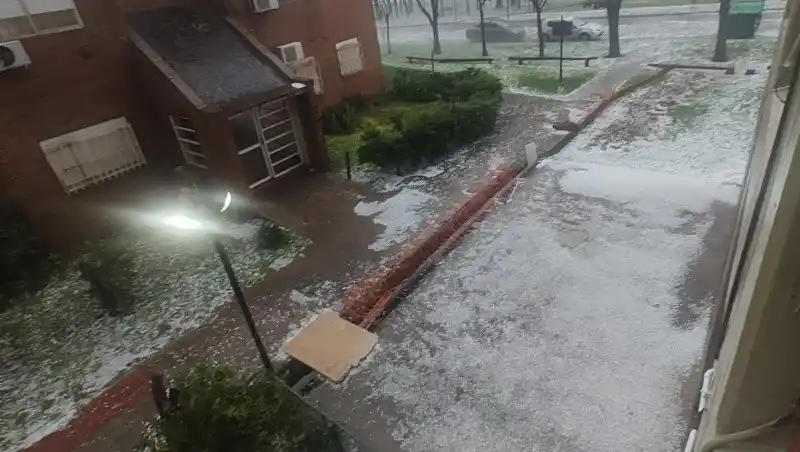 VIDEO | Granizada y tormentas severas azotaron Rosario y el sur santafesino: evacuaciones, cortes y daños