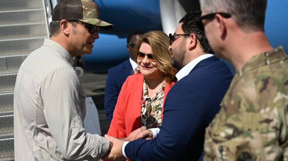 Secretario de Guerra de EE. UU.  llega a Puerto Rico para el refuerzo militar en aguas del Caribe