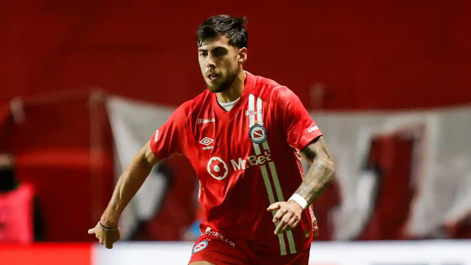 Riquelme rinde en la defensa de Argentinos Juniors.